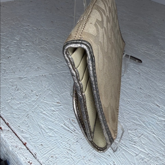 Coach EUC gorgeous, Anne and gold optic wallet, outside back zipper compartment - Picture 5 of 10